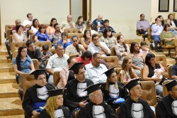 Formandos, familiares e convidados acompanham  solenidade de Colação de Grau. 