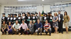 Formados do Curso  de Serviço Social, com Presidente Erney A. de Paula, vereadores Fabiana Lourenço e Manoel Brandão, Prefeito Maicon Lopes e demais autoridades. 