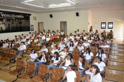 Alunos da Escola Odulfo Oliveira Guimarães em palestra sobre prevenção ao câncer e ao tabagismo.