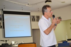 Professor Renato faz explanações em palestra sob prevenção ao câncer e ao tabagismo.