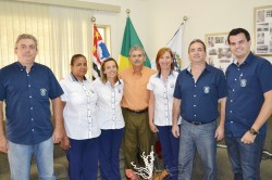 Presidente da Câmara Municipal, vereador Erney Antônio de Paula e servidores da Casa após entrega dos uniformes.