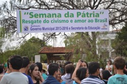 Alunos aguardam inicio do evento na Praça Central.