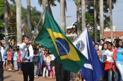 Membros da Oderm DeMolay desfilam com Bandeiras.