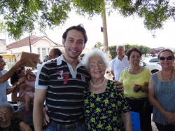 Homenageada, senhora Dirce Nadalin e  o Prefeito Maicon Lopes.