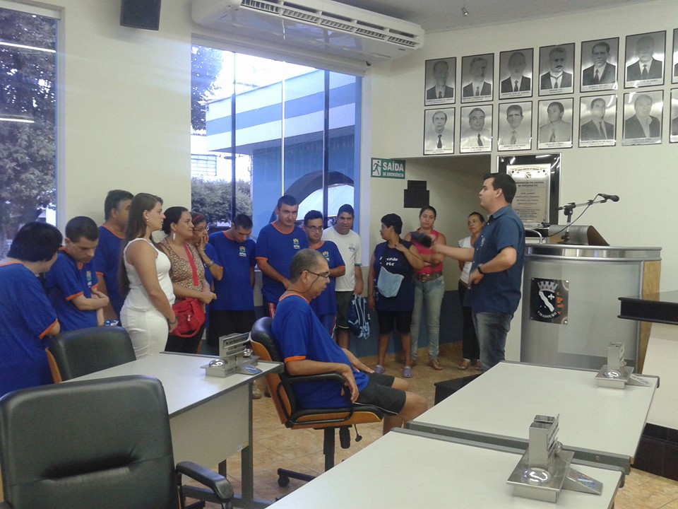 Alunos assistidos pela APAE de Viradouro visitam as dependências da Câmara Municipal.