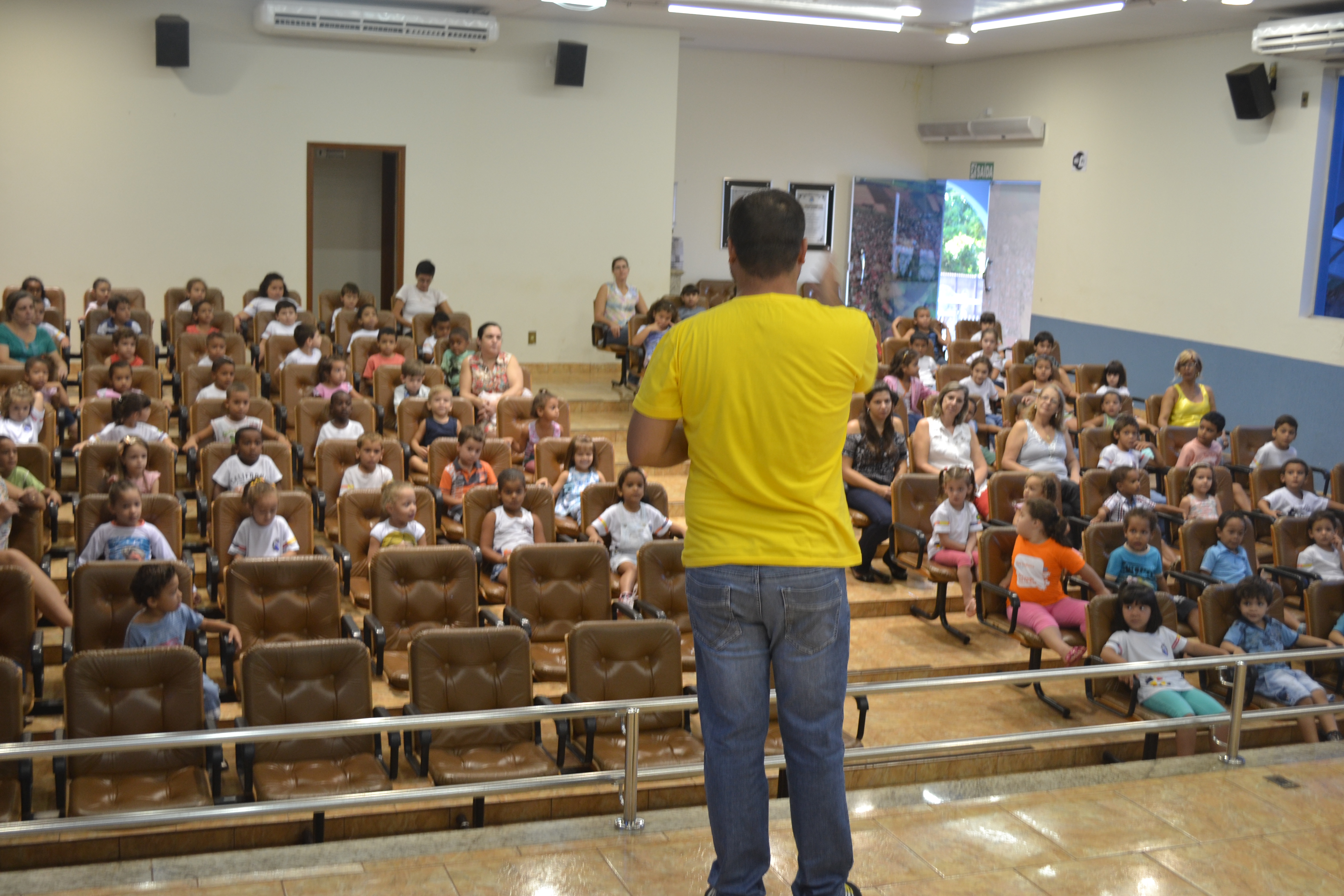 Alunos da rede municipal de ensino assistem palestra promovida pelo Projeto  Viraverde