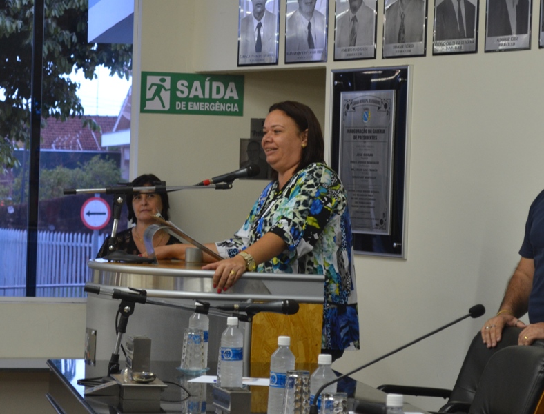 Presidente da Câmara Municipal, Fabiana Lourenço da Silva discursa durante  a 3ª edição do Projeto  “Profissionalização, Informação e Formação”.