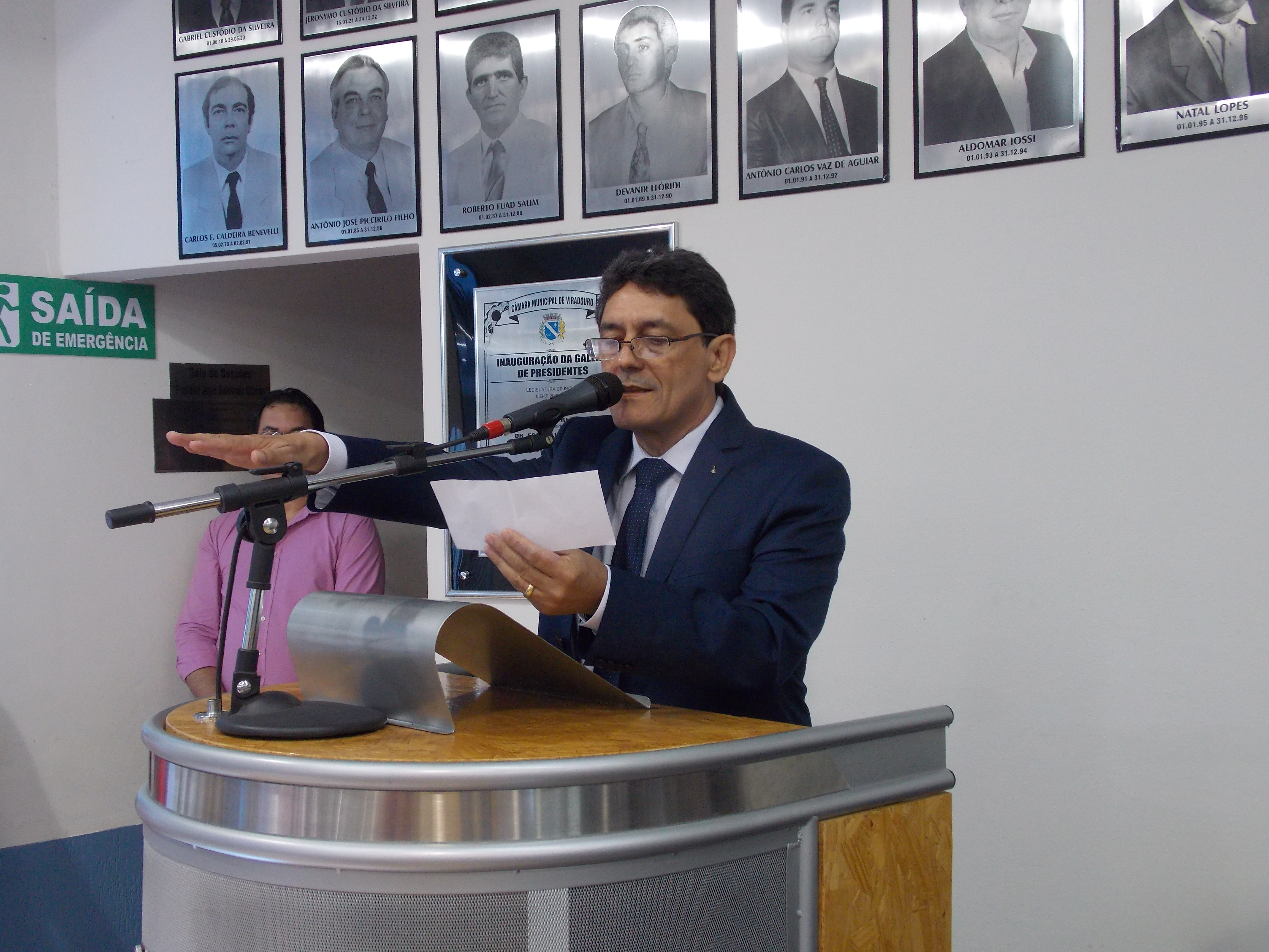 Prefeito Cal Ribeiro realizando o juramento durante sua posse.