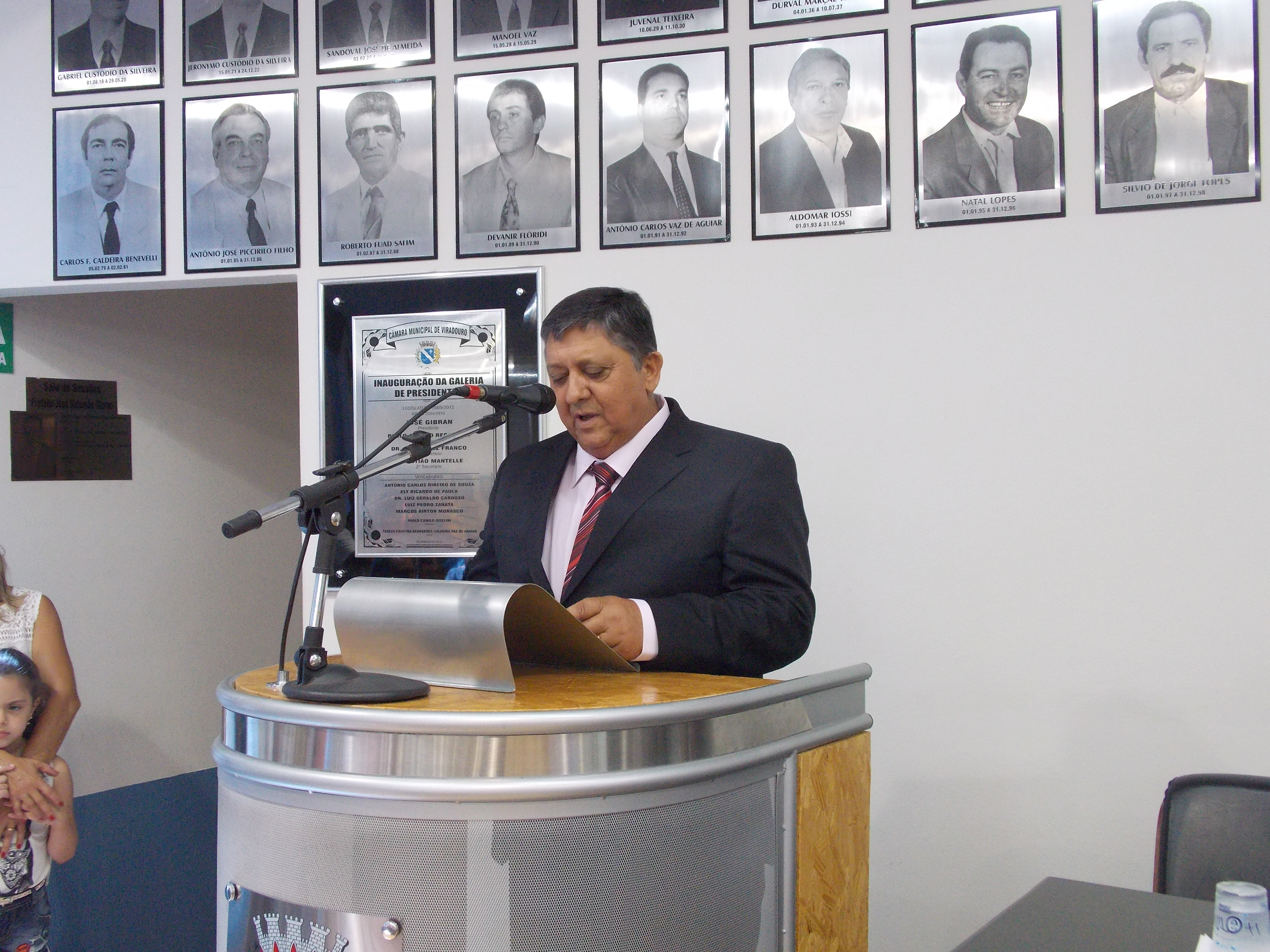 Vereador Paraná do bar discursa durante sua posse.