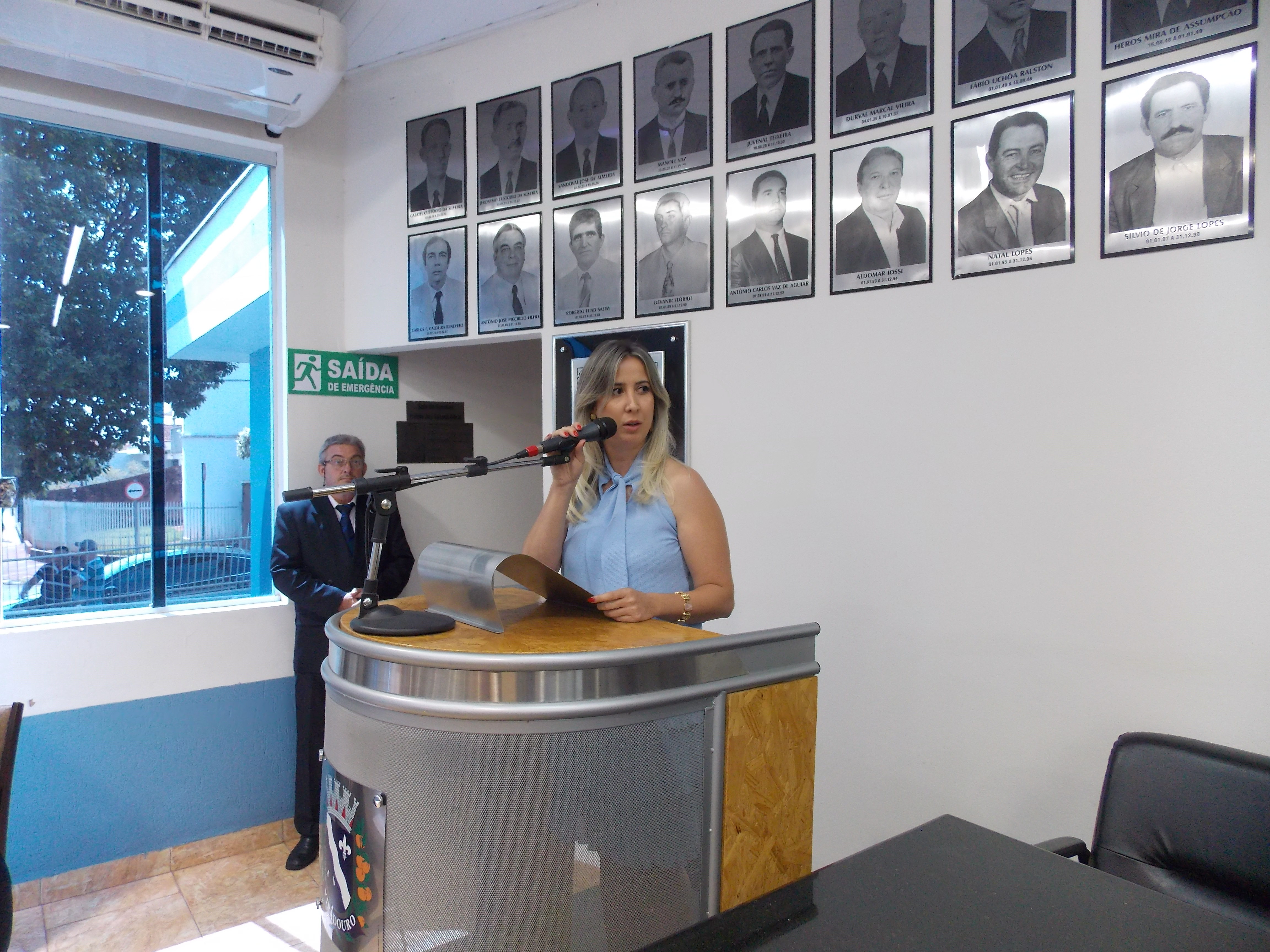 Vereadora Paula Guiselini discursa durante sua posse.