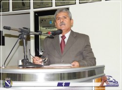 Vereador Erney Antônio de Paula discursa durante Sessão Solene.