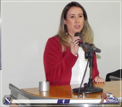 Vereadora Paula Guiselini discursa durante Sessão Solene.