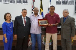 Câmara Municipal faz entrega de título de cidadão, aos familiares do senhor Batoque - in memorian
