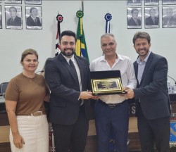 Entrega de homenagem
