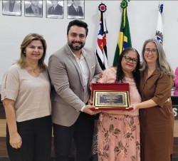 Entrega de homenagem